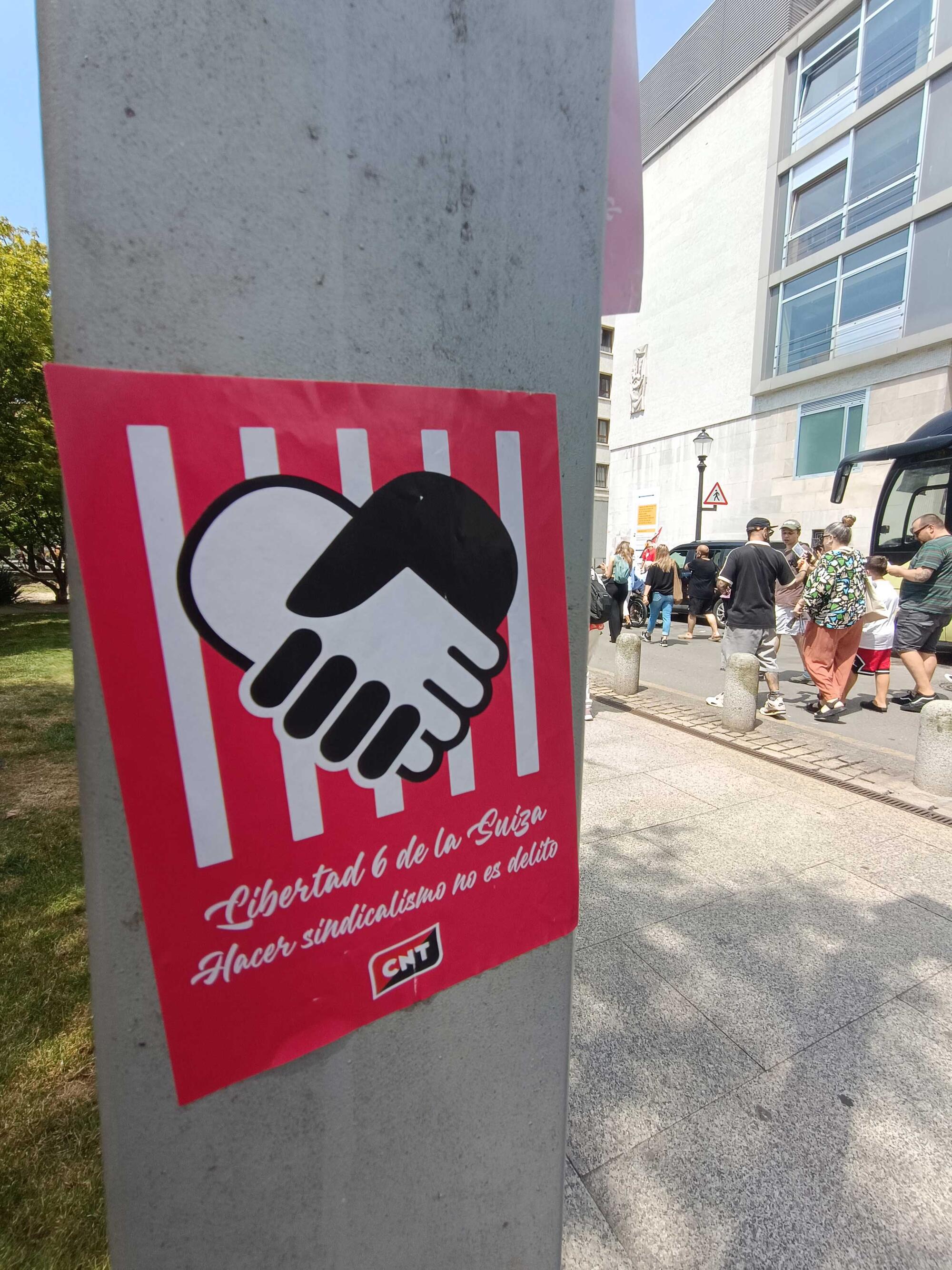 Cartel a favor de la libertad de las seis trabajadoras de la pastelería La Suiza en Gijón